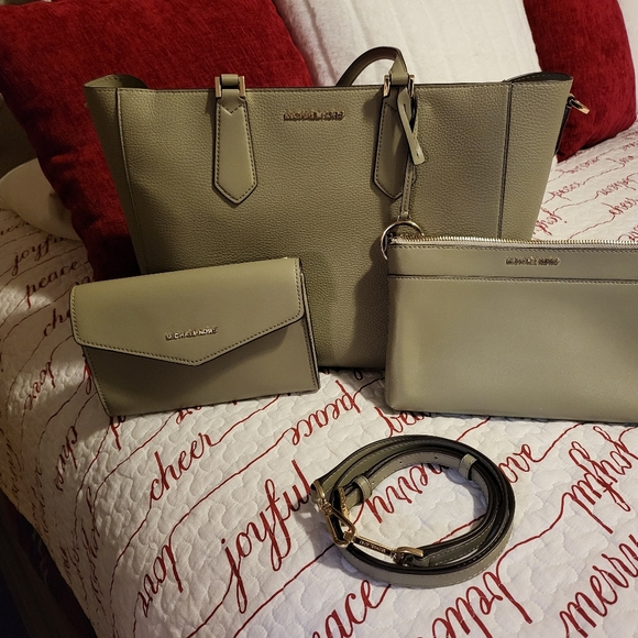 MK purses and decor - Picture 1 of 3